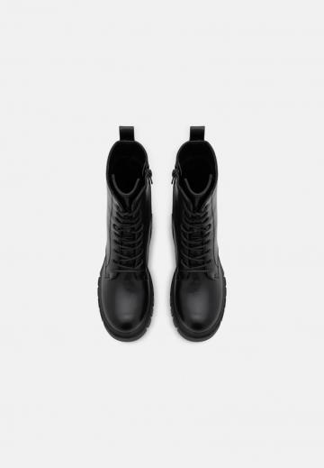 Ботинки на шнуровке