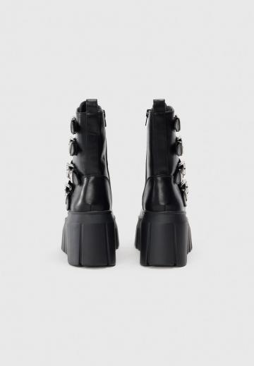 Сапожки на танкетке