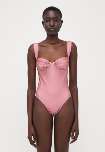 Слитный купальник