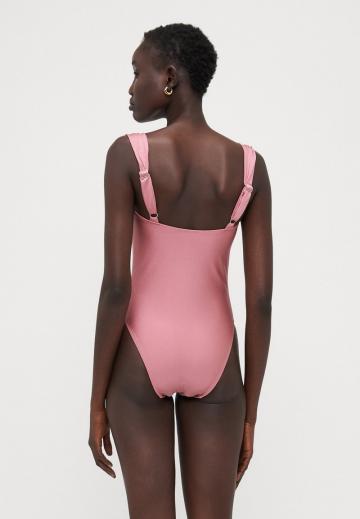 Слитный купальник