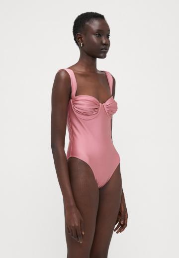 Слитный купальник