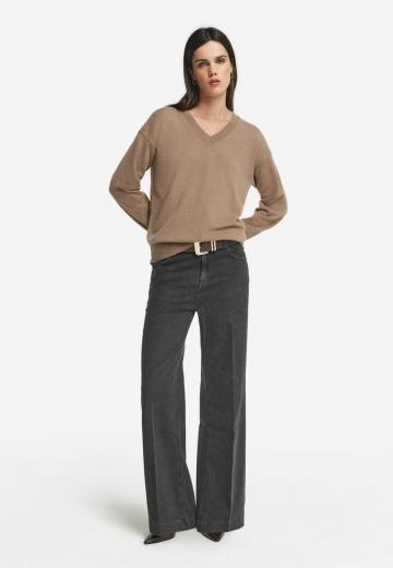 Пуловер с вырезом V