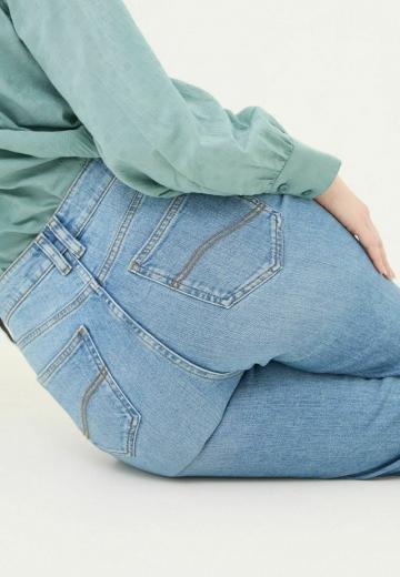 Прямые джинсы