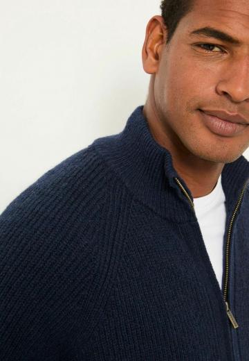 Вязаная кофта