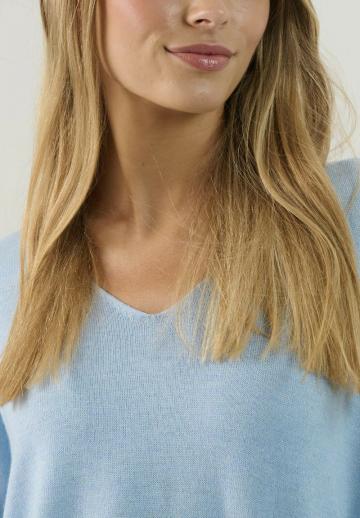 Пуловер с вырезом V