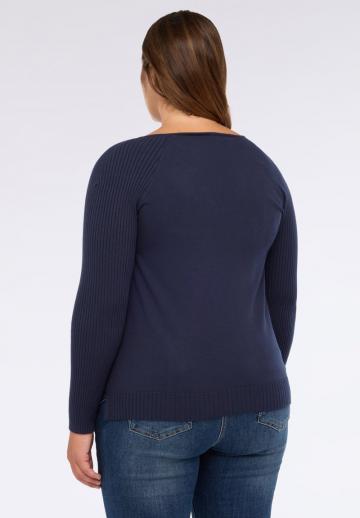 Пуловер с вырезом V