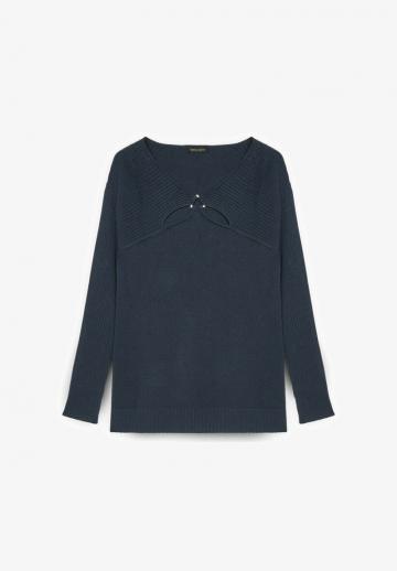 Пуловер с вырезом V