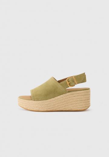 Босоножки на танкетке