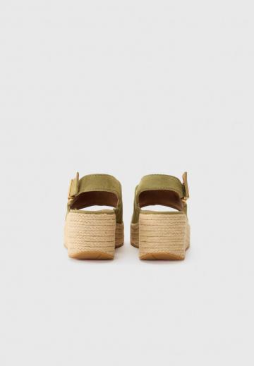 Босоножки на танкетке