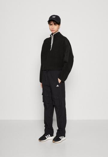 Брюки с накладными карманами