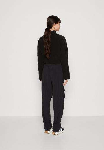 Брюки с накладными карманами