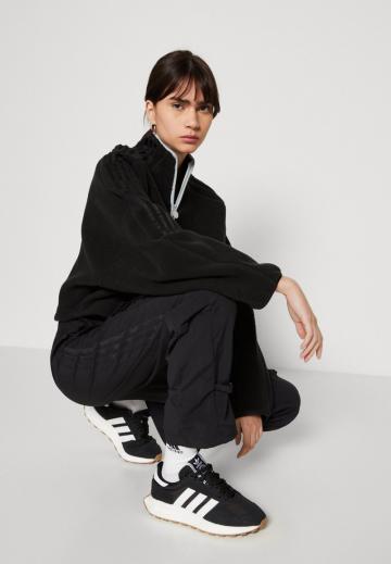 Брюки с накладными карманами