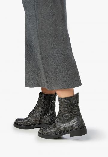 Ботинки на шнуровке