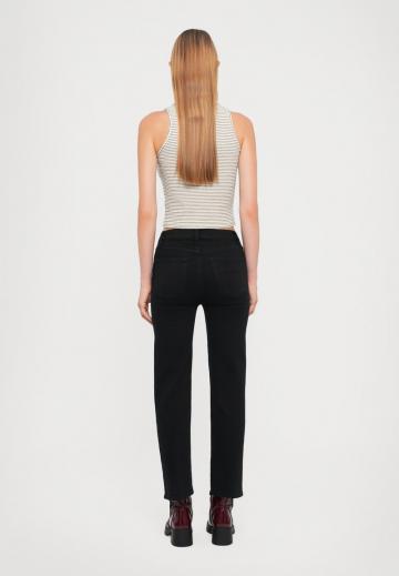 Короткие джинсы