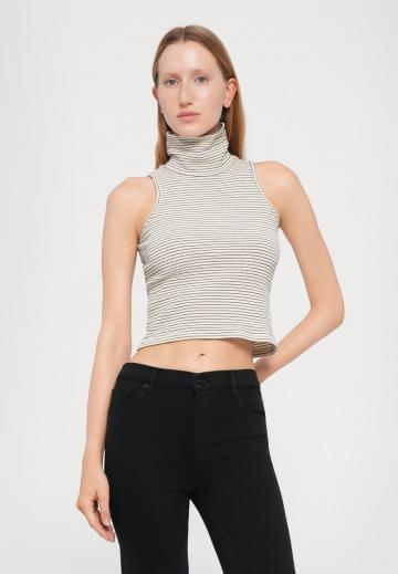 Короткие джинсы