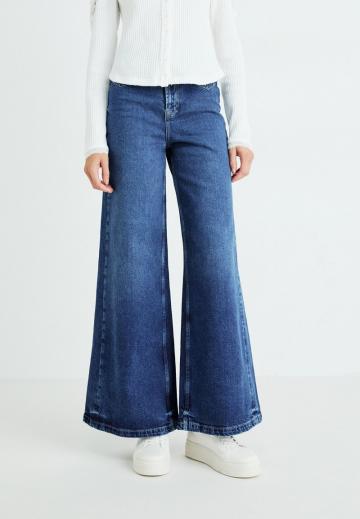 Клешеные джинсы