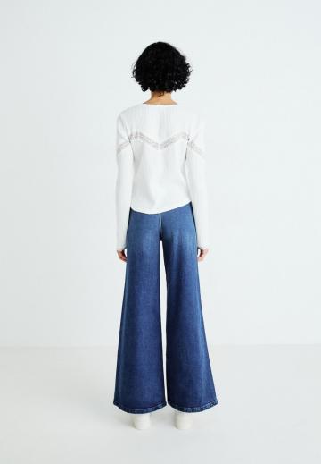 Клешеные джинсы