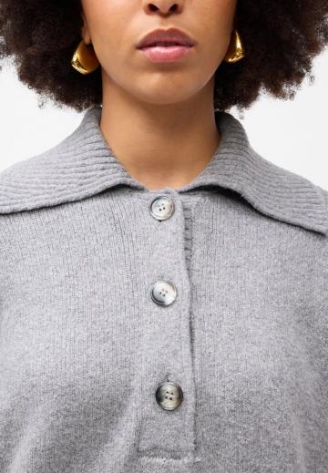 Пуловер с воротником поло