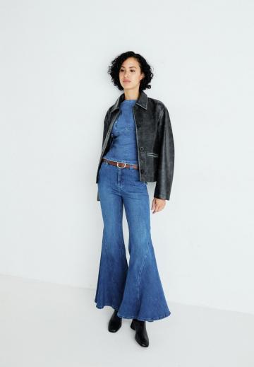 Клешеные джинсы