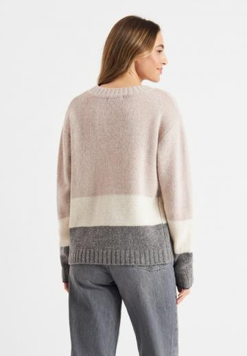 Пуловер в полоску