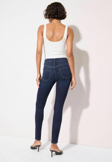 Узкие джинсы