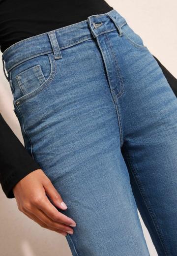 Прямые джинсы