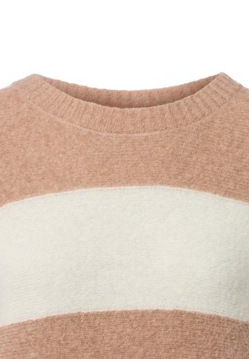 Пуловер в полоску