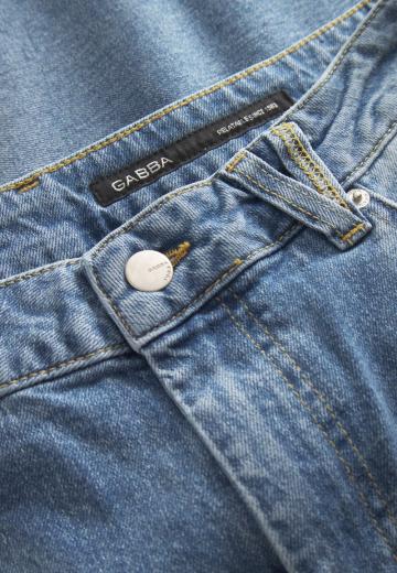 Прямые джинсы