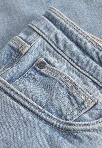 Прямые джинсы