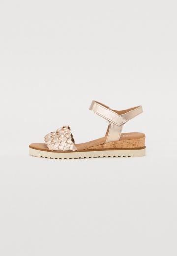 Босоножки на танкетке