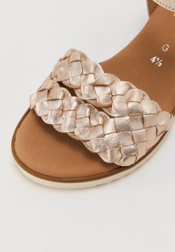 Босоножки на танкетке