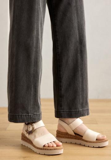 Босоножки на танкетке