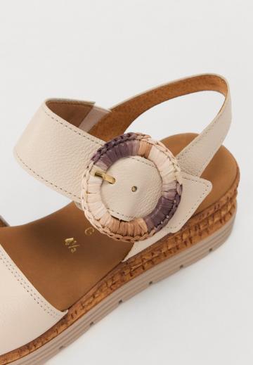 Босоножки на танкетке