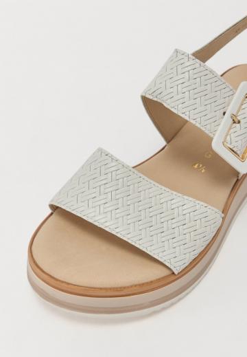 Босоножки на танкетке