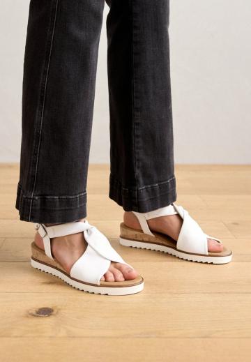 Босоножки на танкетке