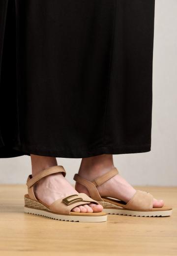 Босоножки на танкетке