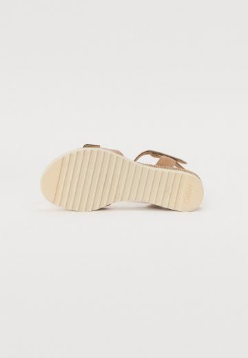 Босоножки на танкетке