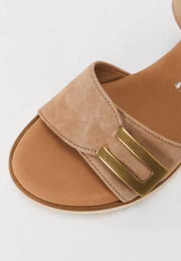 Босоножки на танкетке