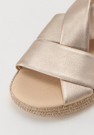 Босоножки на танкетке