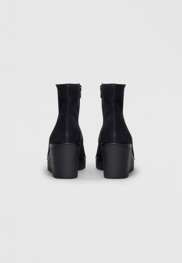 Сапожки на танкетке