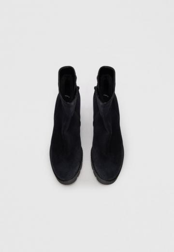 Сапожки на танкетке