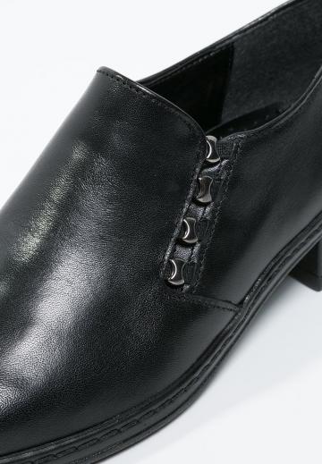 Туфли с высоким носом