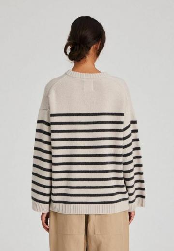 Пуловер в полоску
