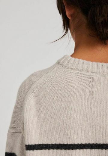 Пуловер в полоску