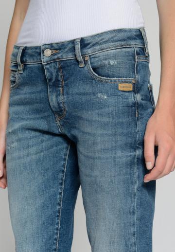 Короткие джинсы