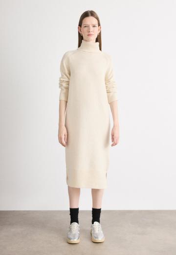 Вязаное платье