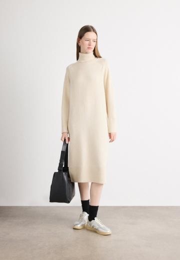 Вязаное платье