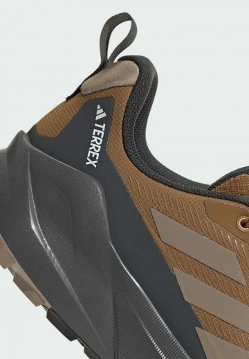 Походные кроссовки