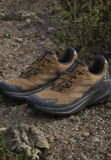 Походные кроссовки