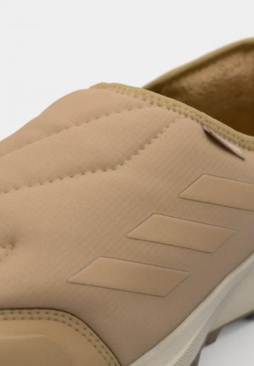 Походные кроссовки